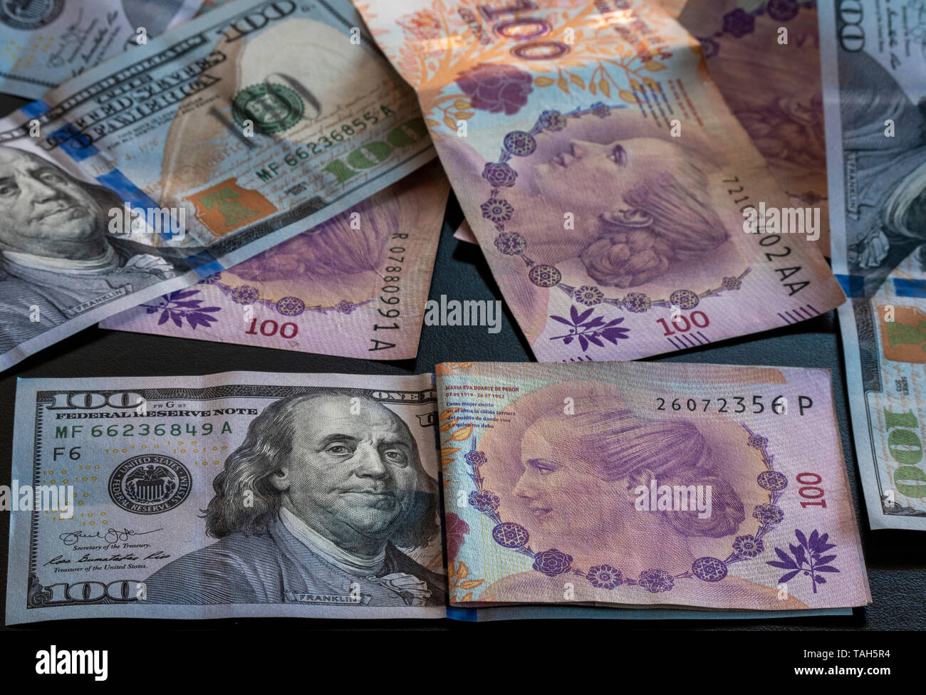 Une centaine de pesos argentins et cent dollars. Banque D'Images