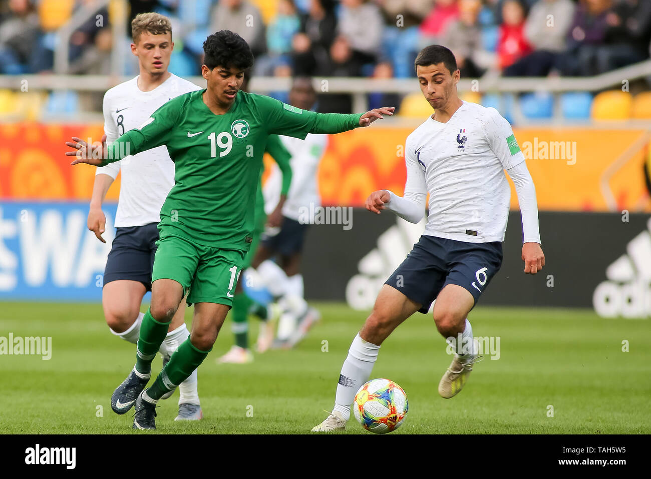 Gdynia, Pologne, 25 mai 2019 : Habib Alqahtani batailles pour la balle avec Enzo Loiodice et Michael pendant la Cuisance La FIFA 2019 Coupe du Monde U-20 groupe e match entre la France et l'Arabie saoudite au stade de Gdynia à Gdynia. Credit : Tomasz Zasinski / Alamy Live News Banque D'Images