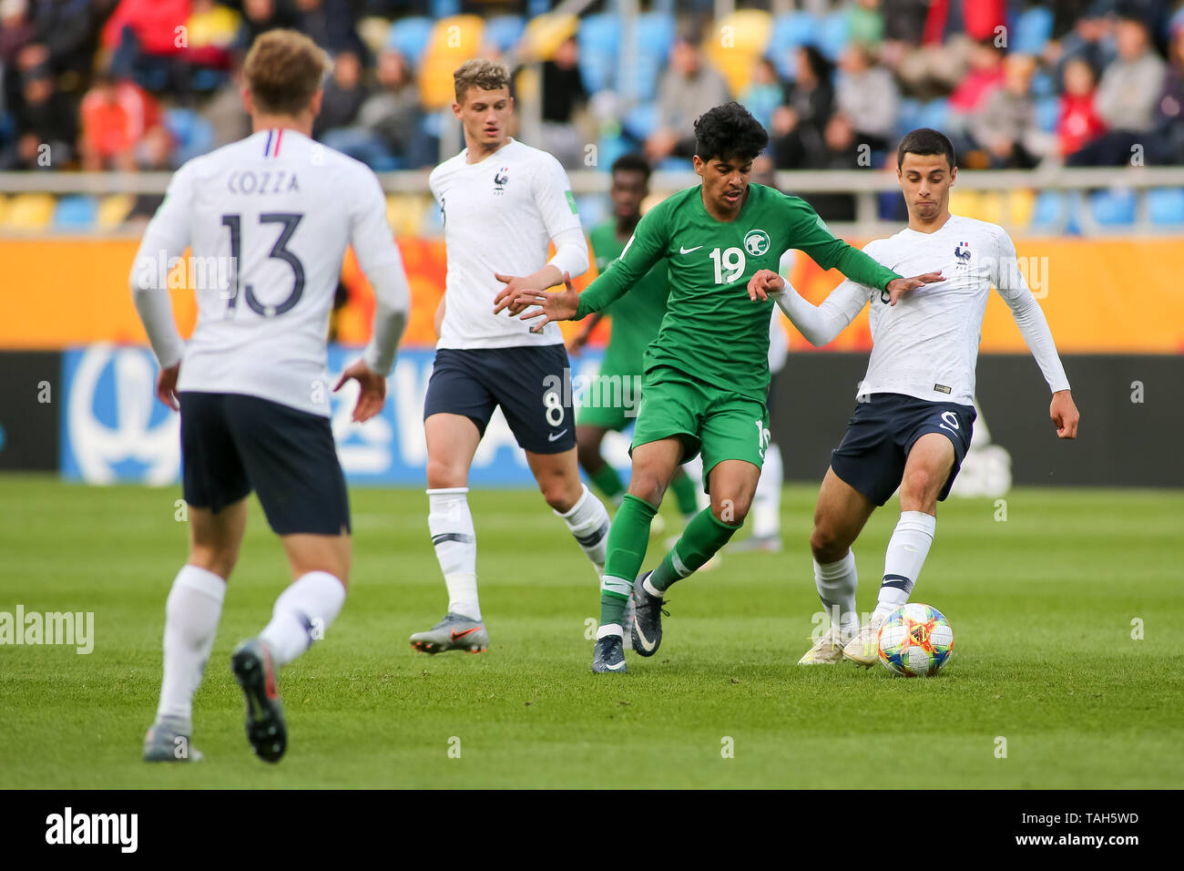 Gdynia, Pologne, 25 mai 2019 : Habib Alqahtani batailles pour la balle avec Enzo Loiodice et Michael pendant la Cuisance La FIFA 2019 Coupe du Monde U-20 groupe e match entre la France et l'Arabie saoudite au stade de Gdynia à Gdynia. Credit : Tomasz Zasinski / Alamy Live News Banque D'Images