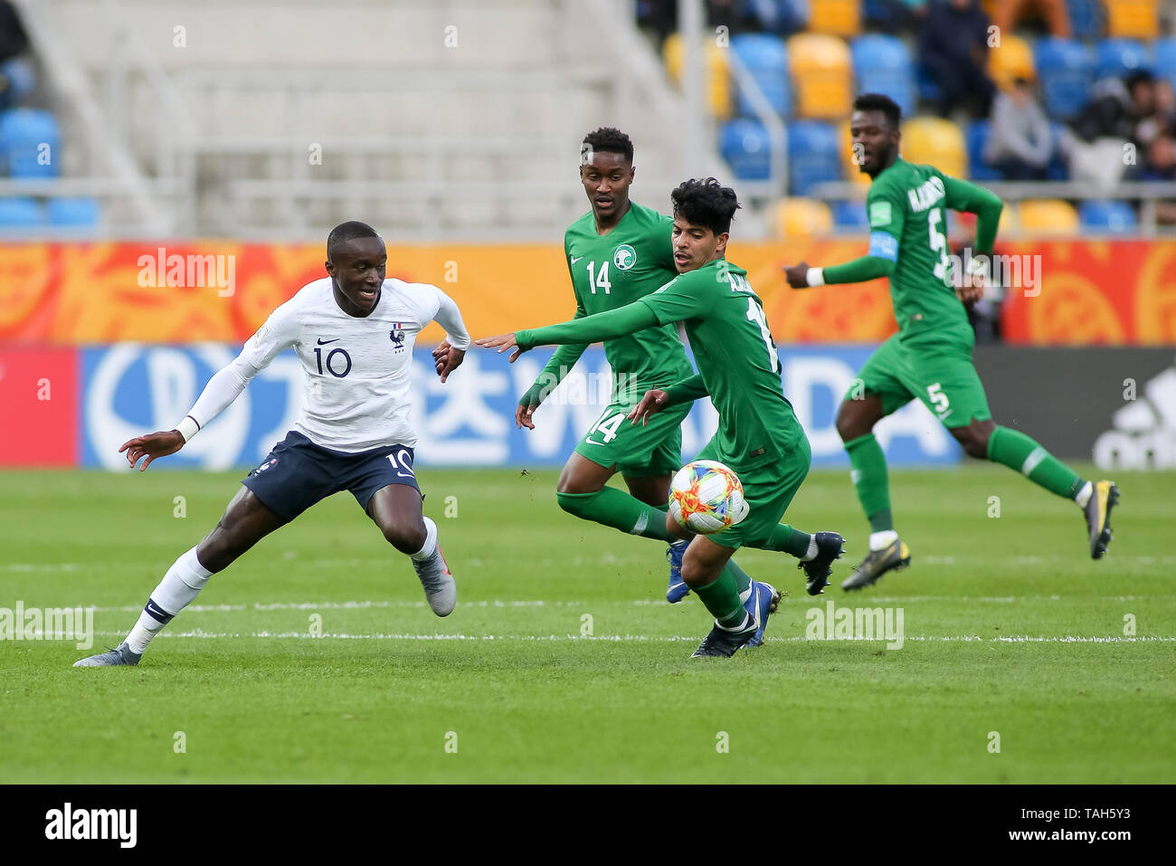 Gdynia, Pologne, 25 mai 2019 : Moussa Diaby batailles pour la balle avec Habib Alqahtani Mansor et Albeshe 2019 pendant la Coupe du Monde U-20 de la FIFA le groupe E match entre la France et l'Arabie saoudite au stade de Gdynia à Gdynia. Credit : Tomasz Zasinski / Alamy Live News Banque D'Images