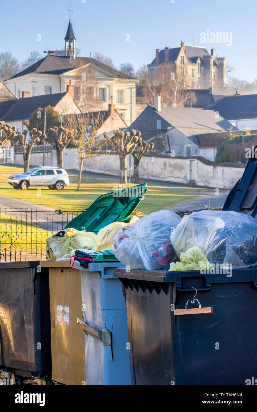 Public débordant des poubelles - France. Banque D'Images