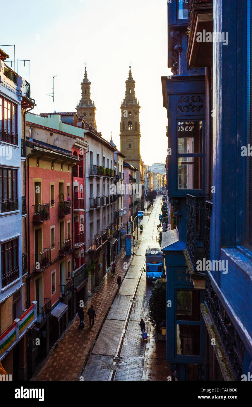 Logroño, La Rioja, Espagne - Février 15th, 2019 : High angle view of Calle Capitán Gallarza rue avec la co-cathédrale de Santa Maria de la Redonda Banque D'Images