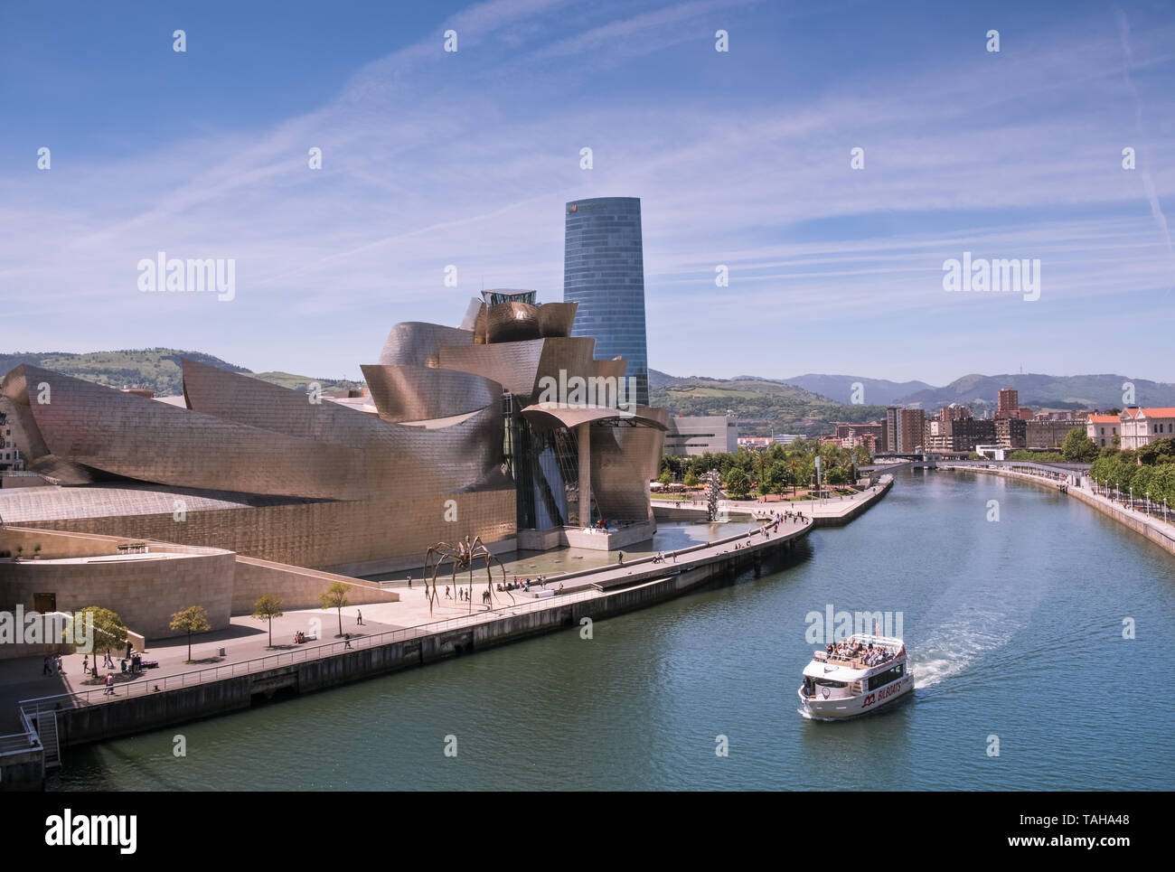 Vue de la ville de Bilbao, Pays Basque, Espagne, avec le Musée Guggenheim et la rivière Nervion Banque D'Images
