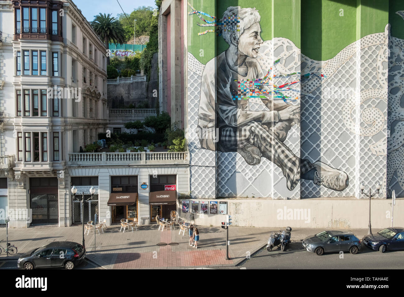 Street art mural à grande échelle sur le côté du bâtiment, Bilbao, Pays Basque, Espagne Banque D'Images
