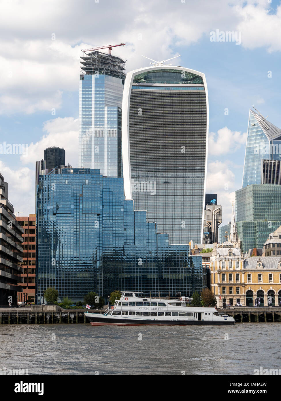 Côté nord de la Tamise avec le célèbre gratte-ciel « Walkie Talkie » (qui abrite le « jardin Sky »), Londres, Angleterre. Banque D'Images