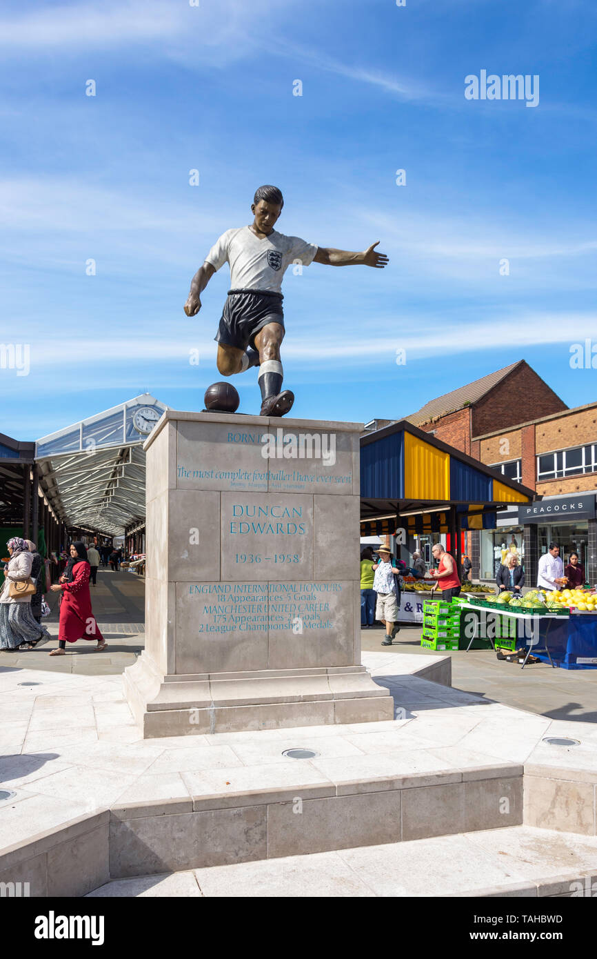 Joueur de Duncan Edwards statue en place du marché, Dudley, West Midlands, England, United Kingdom Banque D'Images