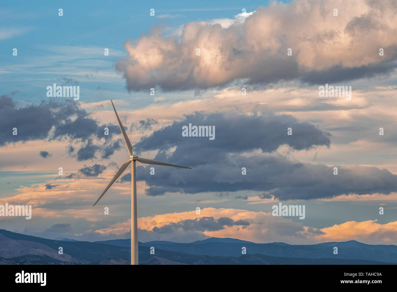 Wind turbine sur un fond de ciel nuageux Banque D'Images