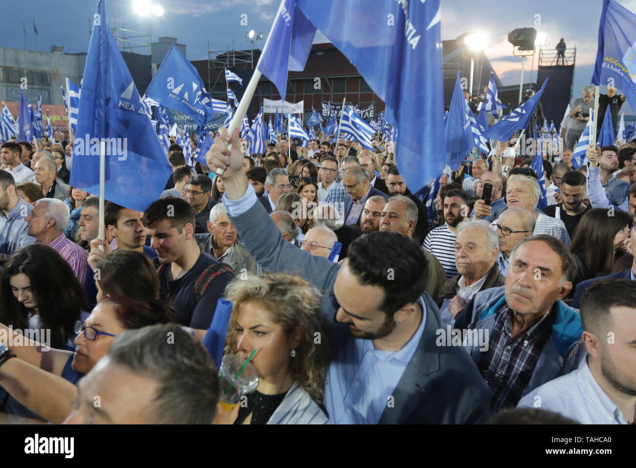 Thessalonique, Grèce. Rt 24 mai 2019. Des partisans du parti Nouvelle Démocratie, au cours d'une campagne pré-électorale rally une journée d'avance de la partie des élections du Parlement européen. La Grèce va organiser des élections locales en même temps que les élections du Parlement européen le 26 mai, suivie d'élections générales prévues en octobre 2019. Crédit photo : Orhan Tsolak / Alamy Live News Banque D'Images