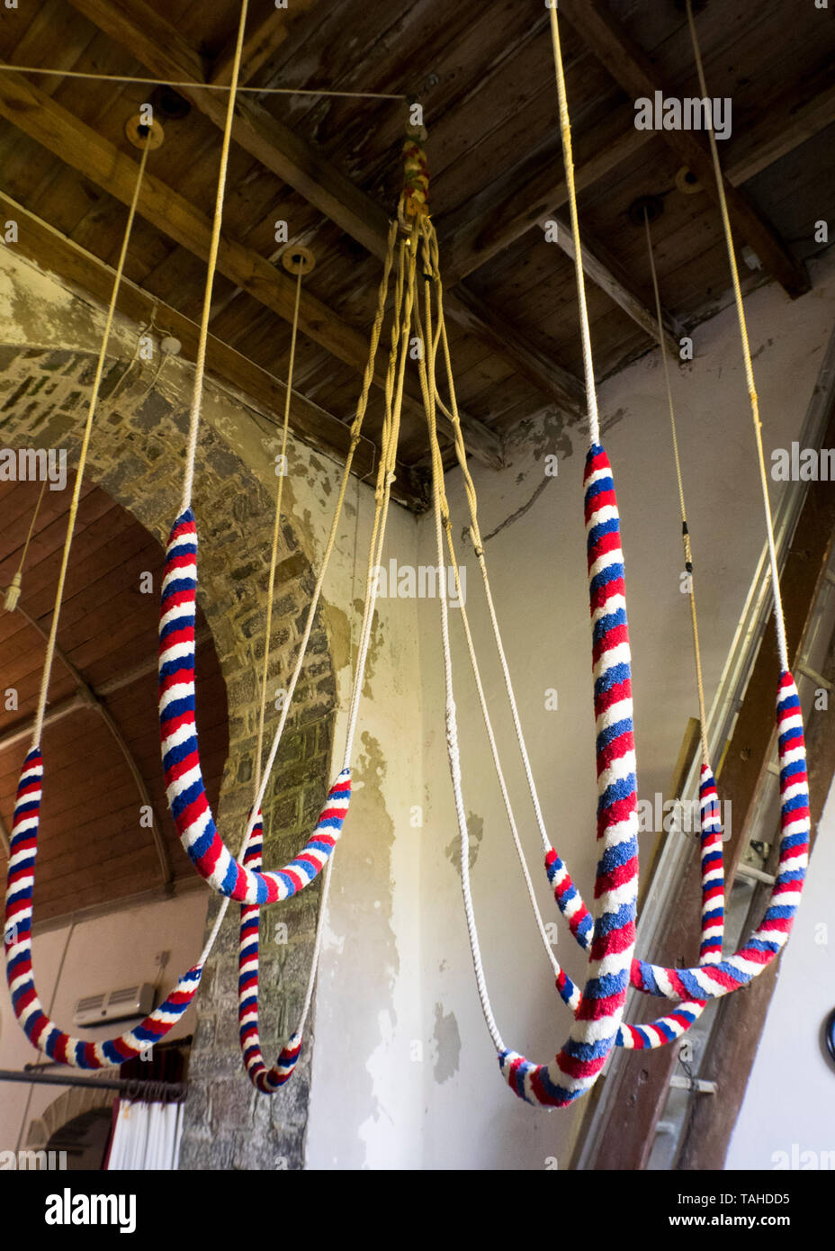 Church bell ringer, cordes, St Nectan's Church, Welcombe, Devon. Banque D'Images