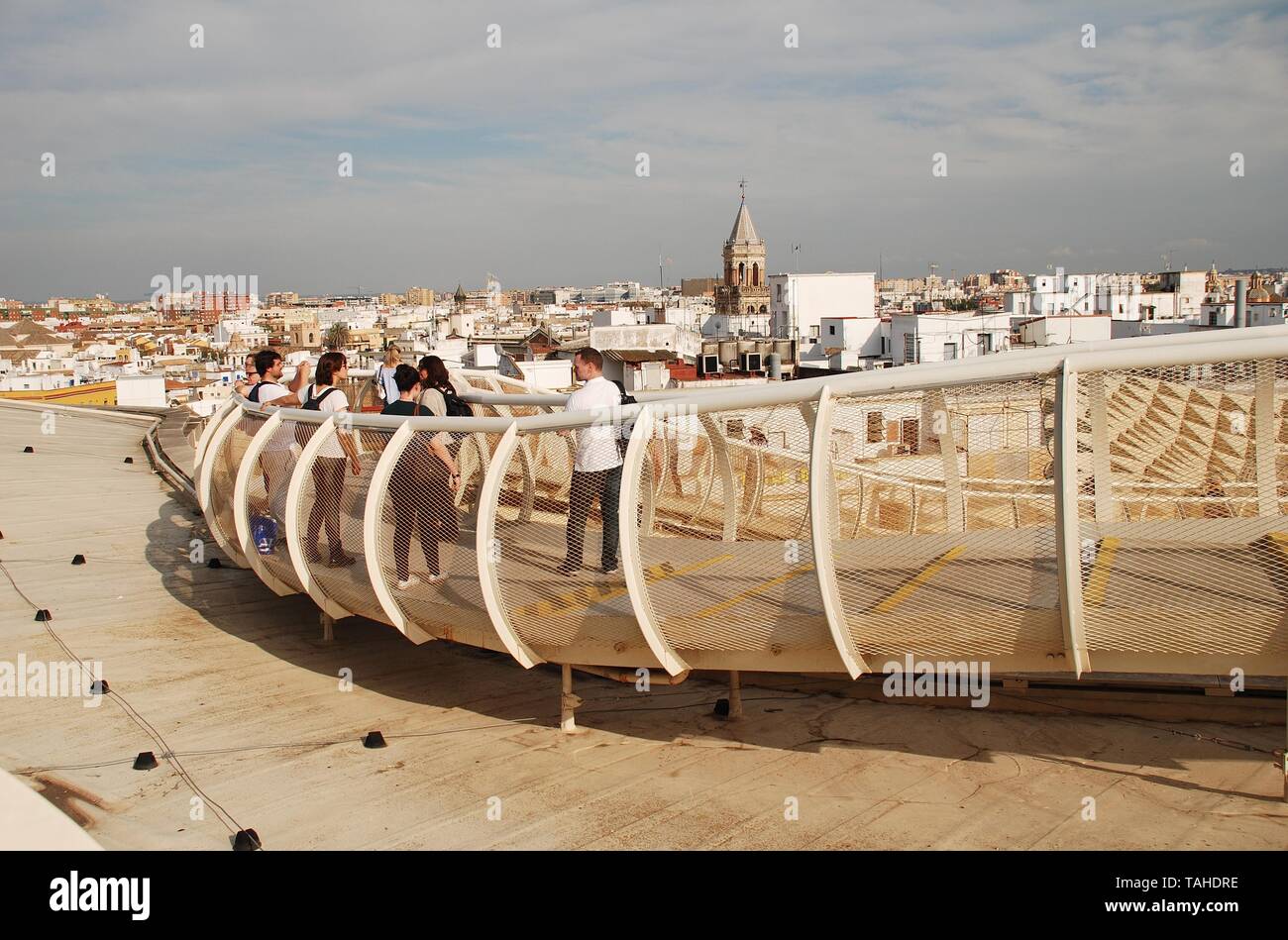 La passerelle sur le toit du Metropol Parasol à Séville, Espagne, le 2 avril 2019. Achevée en 2011, la structure est connue sous le nom de Las Setas de Sevilla. Banque D'Images