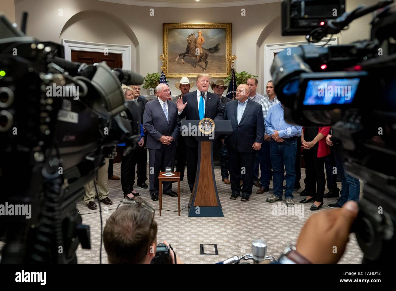 Le Président américain Donald Trump a rejoint le secrétaire à l'Agriculture par Sonny Perdue, gauche, prononce une allocution à l'appui d'agriculteurs et d'éleveurs lors d'un événement dans la Roosevelt Room de la Maison Blanche le 23 mai 2019 à Washington, DC. Banque D'Images