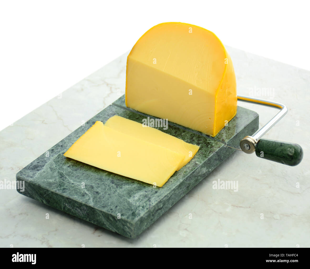 Coin de gouda et les tranches de fromage sur le fil de jade à émincer en format horizontal. Banque D'Images