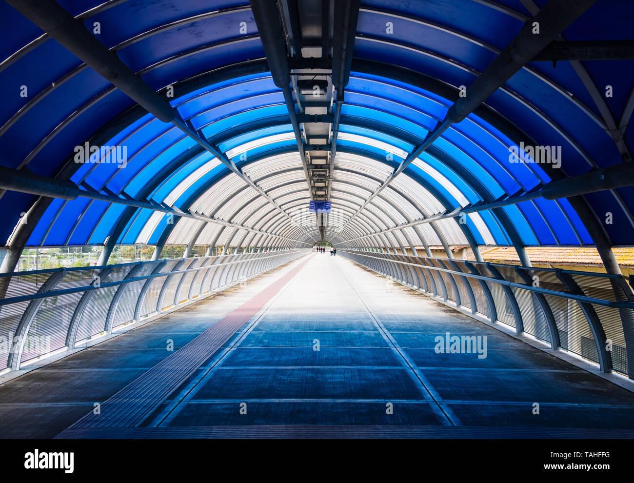 Lumière bleue chemin piétonnier tunnel architecture moderne vue diminuer les gens à la fin Banque D'Images