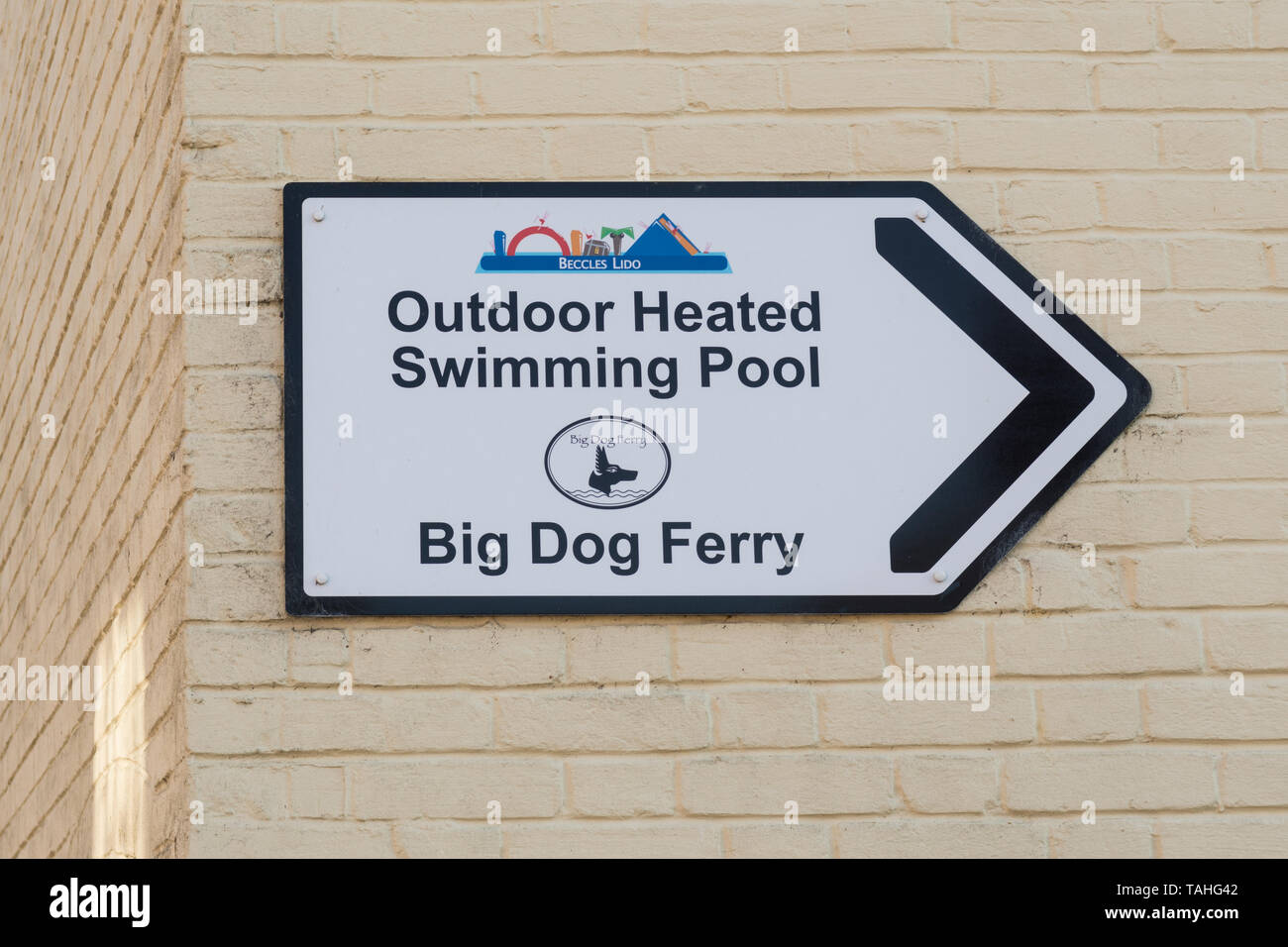 Piscine extérieure chauffée Piscine Lido et Grand Chien signe Ferry, Beccles, Suffolk, Angleterre, RU Banque D'Images