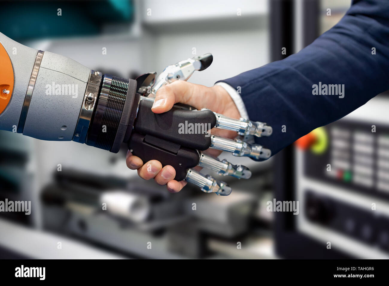 Main d'un businessman shaking hands with a robot Android. Le concept de l'interaction humaine avec l'intelligence artificielle. Banque D'Images