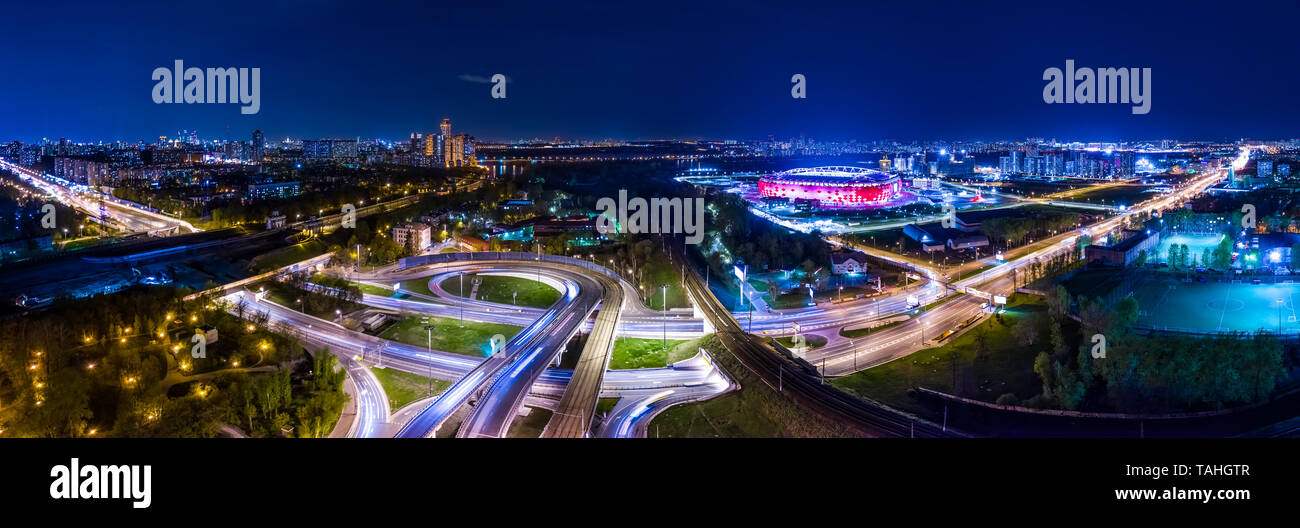 Vue aérienne de nuit panorama de l'intersection des sentiers d'une autoroute de la circulation de nuit Moscou Banque D'Images