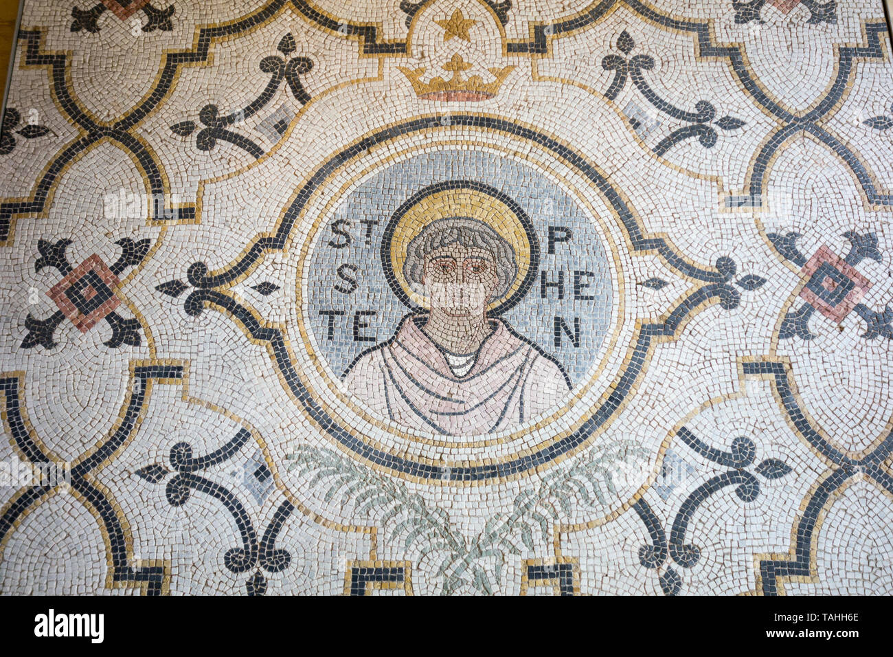 Mosaïque de Saint Étienne, le premier martyr chrétien, dans l'entrée de l'église de St Mary Aldermary dans la ville de London, UK Banque D'Images