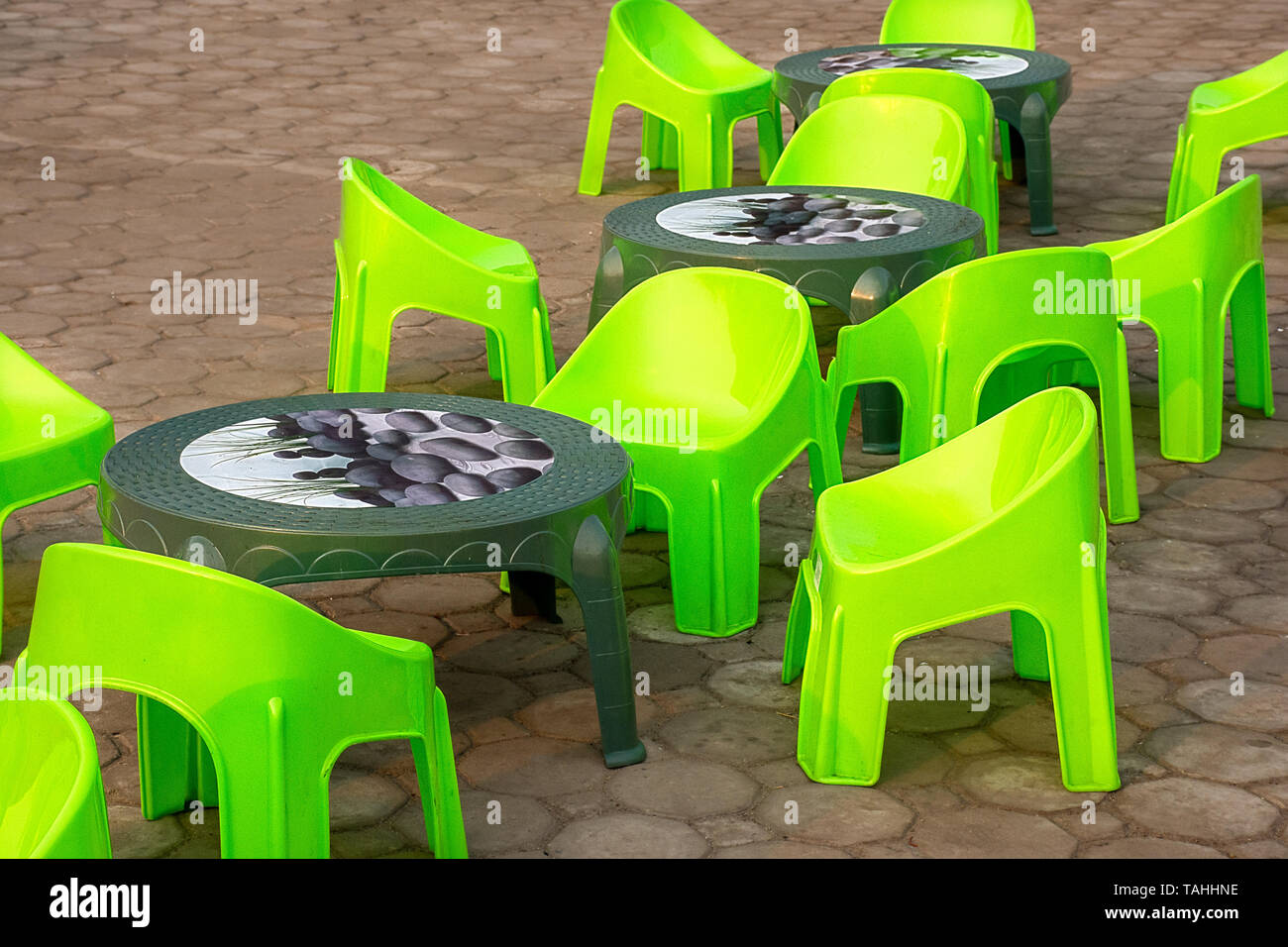 Siège bas vide chaises et tables en plastique de couleur verte brillante sur la chaussée. Banque D'Images