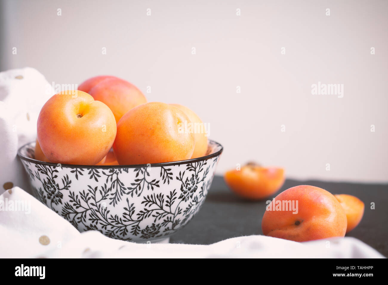 Abricots frais dans le bol Banque D'Images