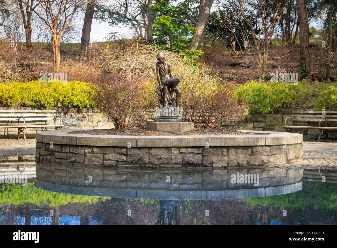 Statue de bronze qui célèbre la jeunesse, Peter Pan, de Carl Schurz Park à New York, NY, USA Banque D'Images