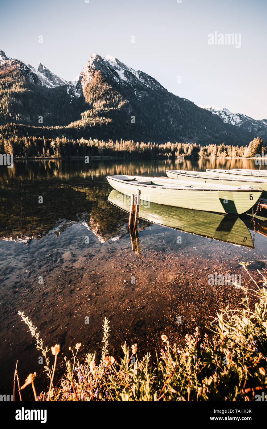 Été haut en couleurs le lever de soleil sur le lac Hintersee avec plaisir blanc lance. Matin ensoleillé en scène Alpes autrichiennes. L'Europe, Autriche, Deep Ellum. Banque D'Images