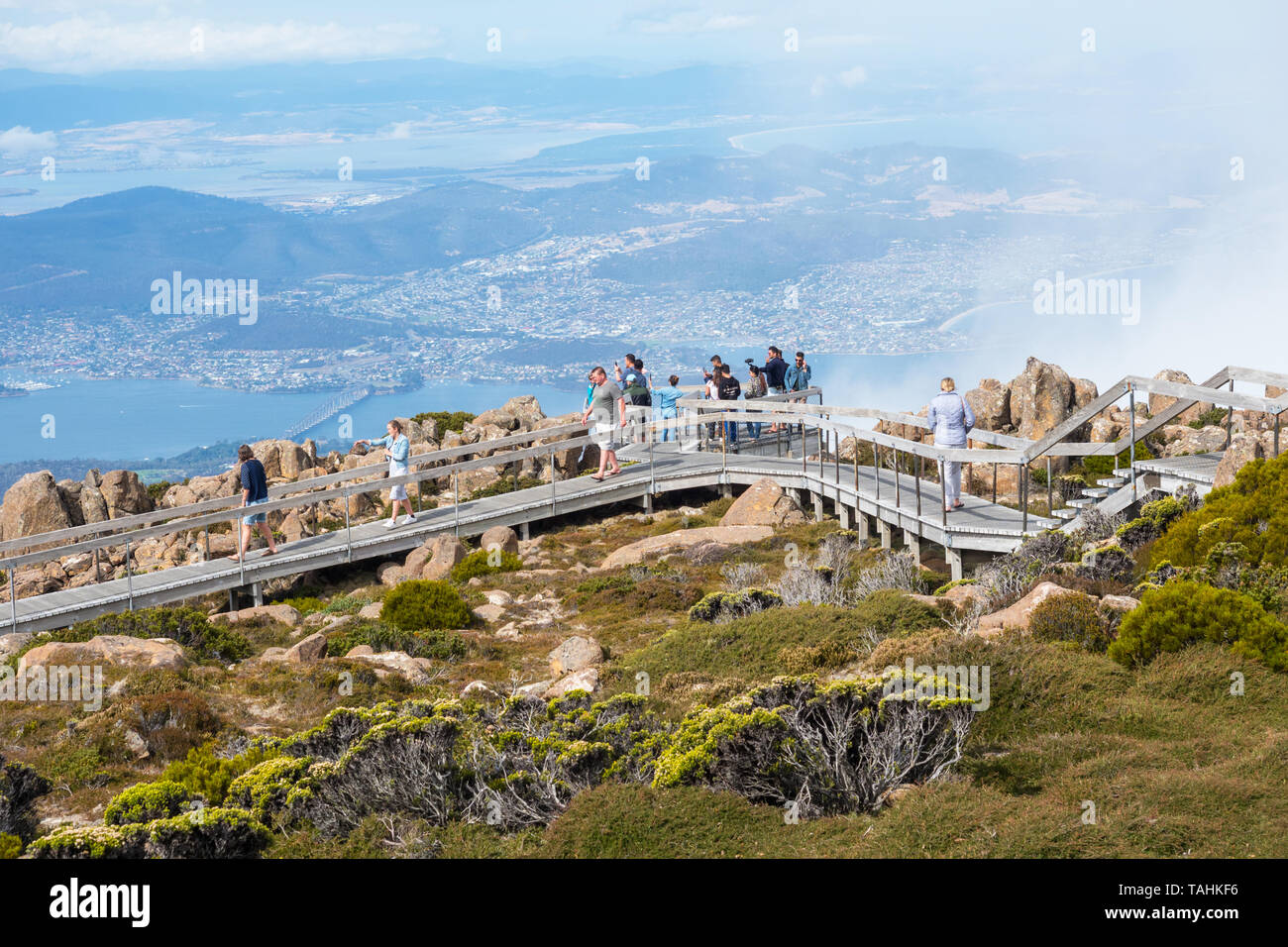 La Tasmanie, Australie - février 16, 2019 : les touristes sur une promenade au sommet du Mont Wellington, à à Hobart, la capitale de la Tasmanie. Banque D'Images