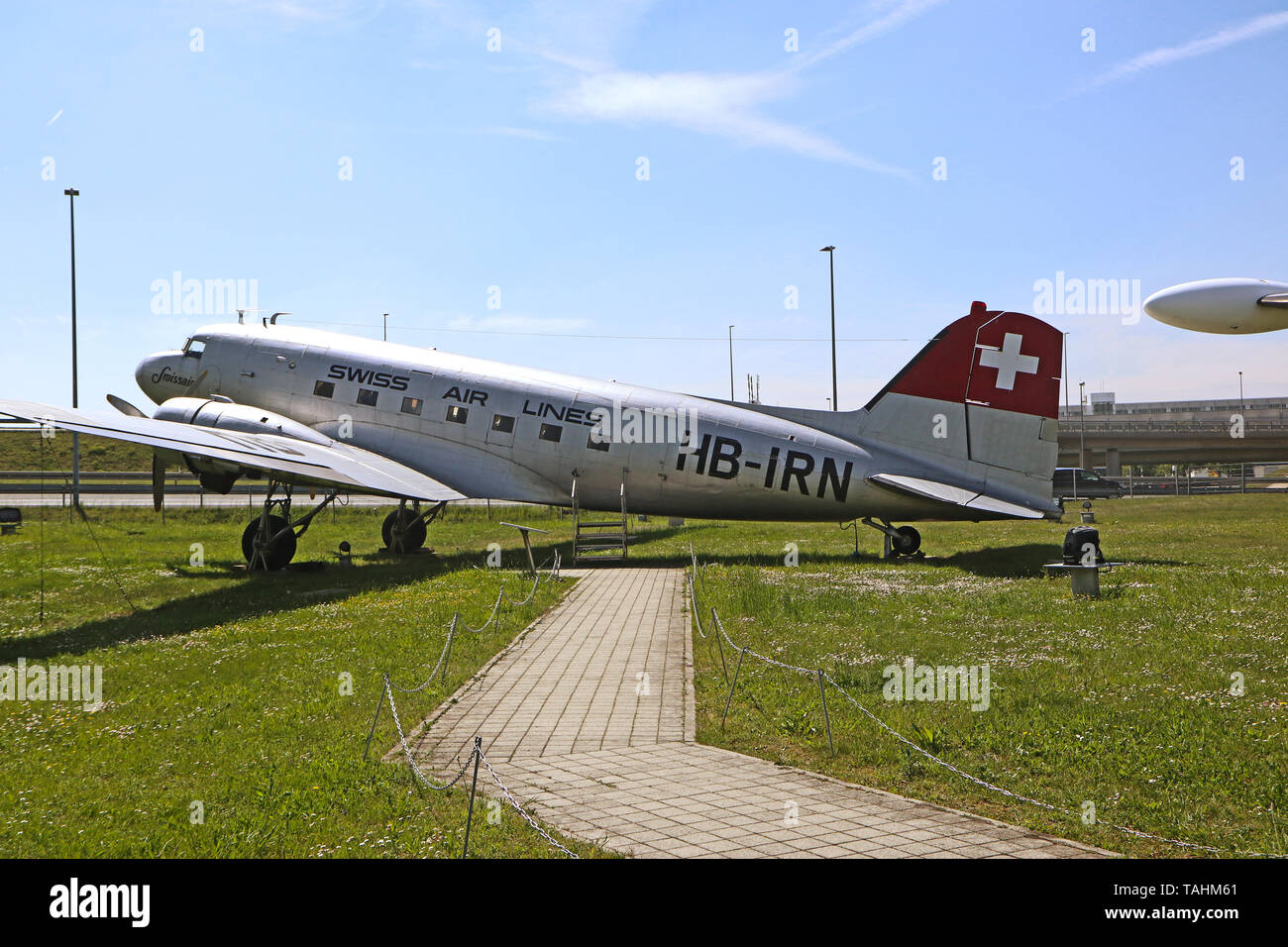 MUNICH, ALLEMAGNE - un avion légendaire historique Douglas DC3 de l'année 1946 pour l'Air suisse sur l'affichage à l'aéroport de Munich parc visiteur Banque D'Images