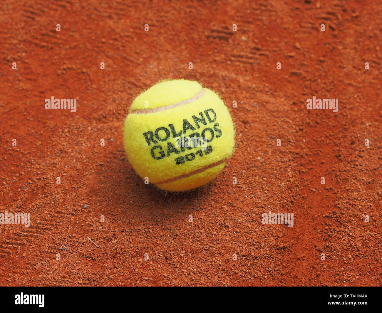 Paris, France - 26 mai 2019 : Roland Garros balle de tennis Grand Chelem sur surface terre battue Banque D'Images
