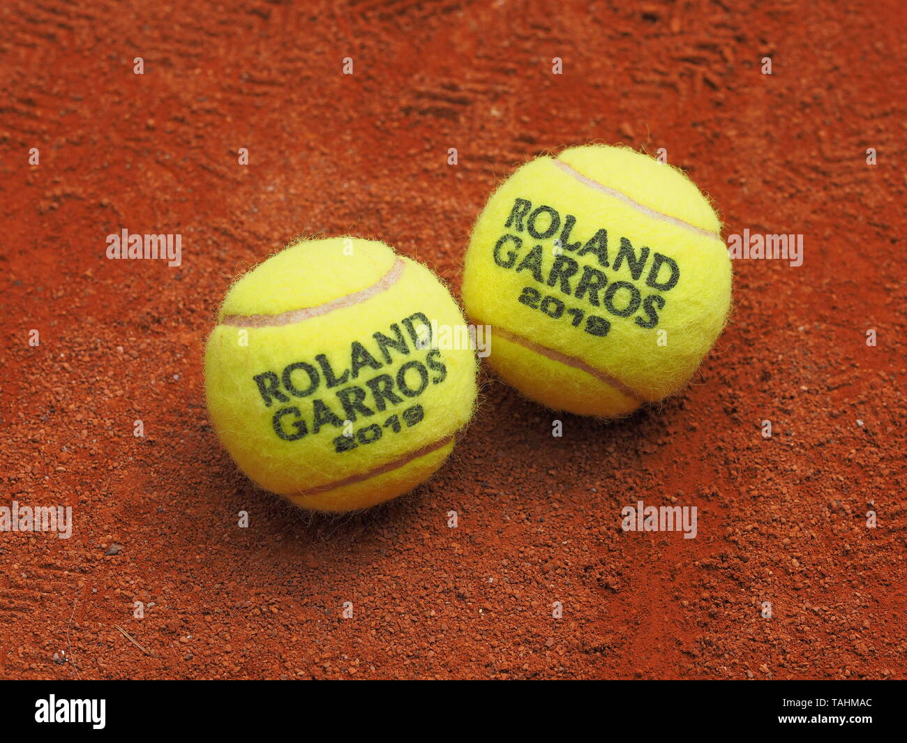 Paris, France - 26 mai 2019 : deux Roland Garros balle de tennis Grand Chelem sur surface terre battue Banque D'Images