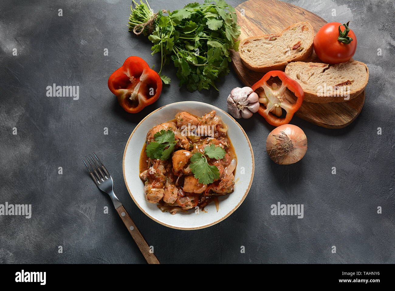 - Chakhokhbili plat traditionnels géorgiens. Le poulet à l&amp;#39;étuvée avec ...