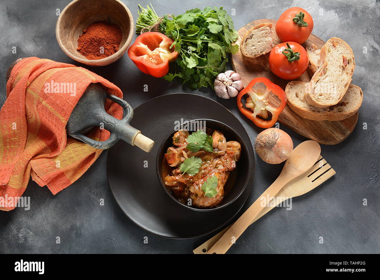 - Chakhokhbili plat traditionnels géorgiens. Le poulet à l&amp;#39;étuvée avec ...