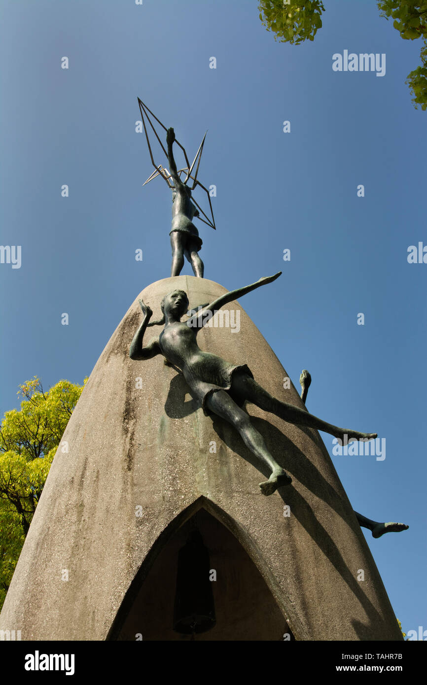 L'Asie, le Japon, l'île de Honshu, Préfecture de Hiroshima, Hiroshima, Hiroshima Peace Park (広島平和記念公園 Hiroshima Heiwa Kinen Kōen), Children's Peace Monument Banque D'Images