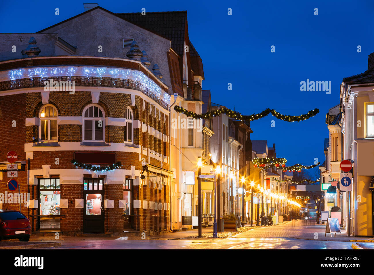 Parnu, Estonie. Vue de nuit sur la célèbre rue Ruutli avec de vieux bâtiments, Restaurants, cafés, hôtels et magasins en soirée festive nuit Noël Nouvelle Banque D'Images