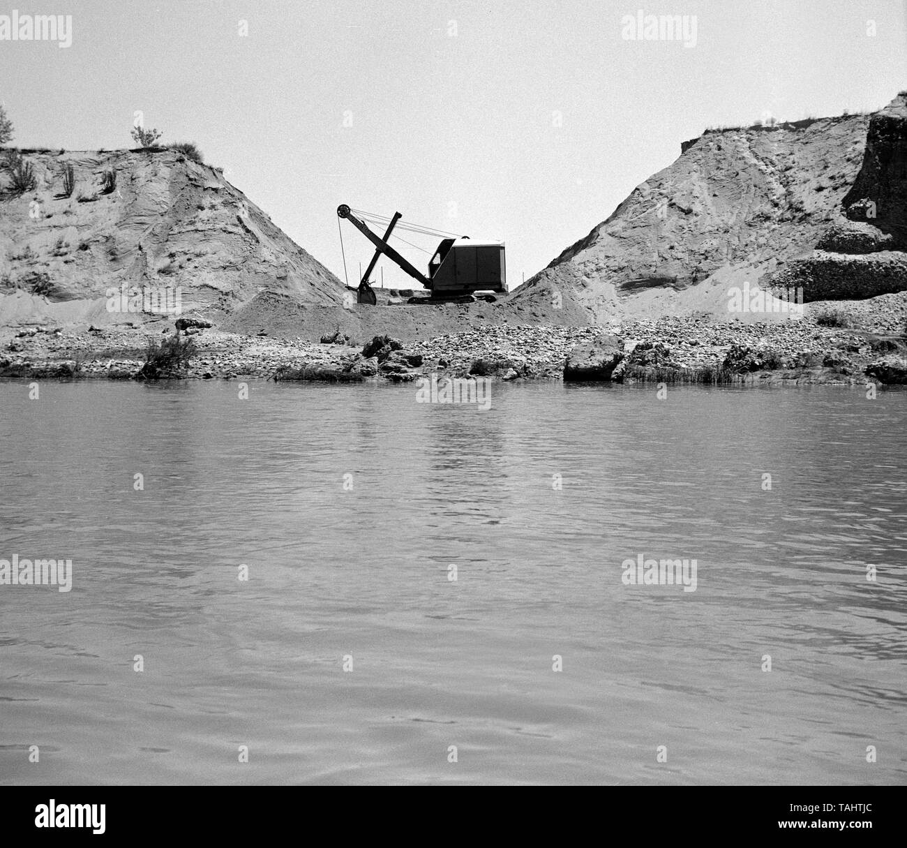 EN EXCAVADORA LA CANTERA - RIO JARAMA - AÑOS 60 - ByN. Lieu : extérieur. Banque D'Images