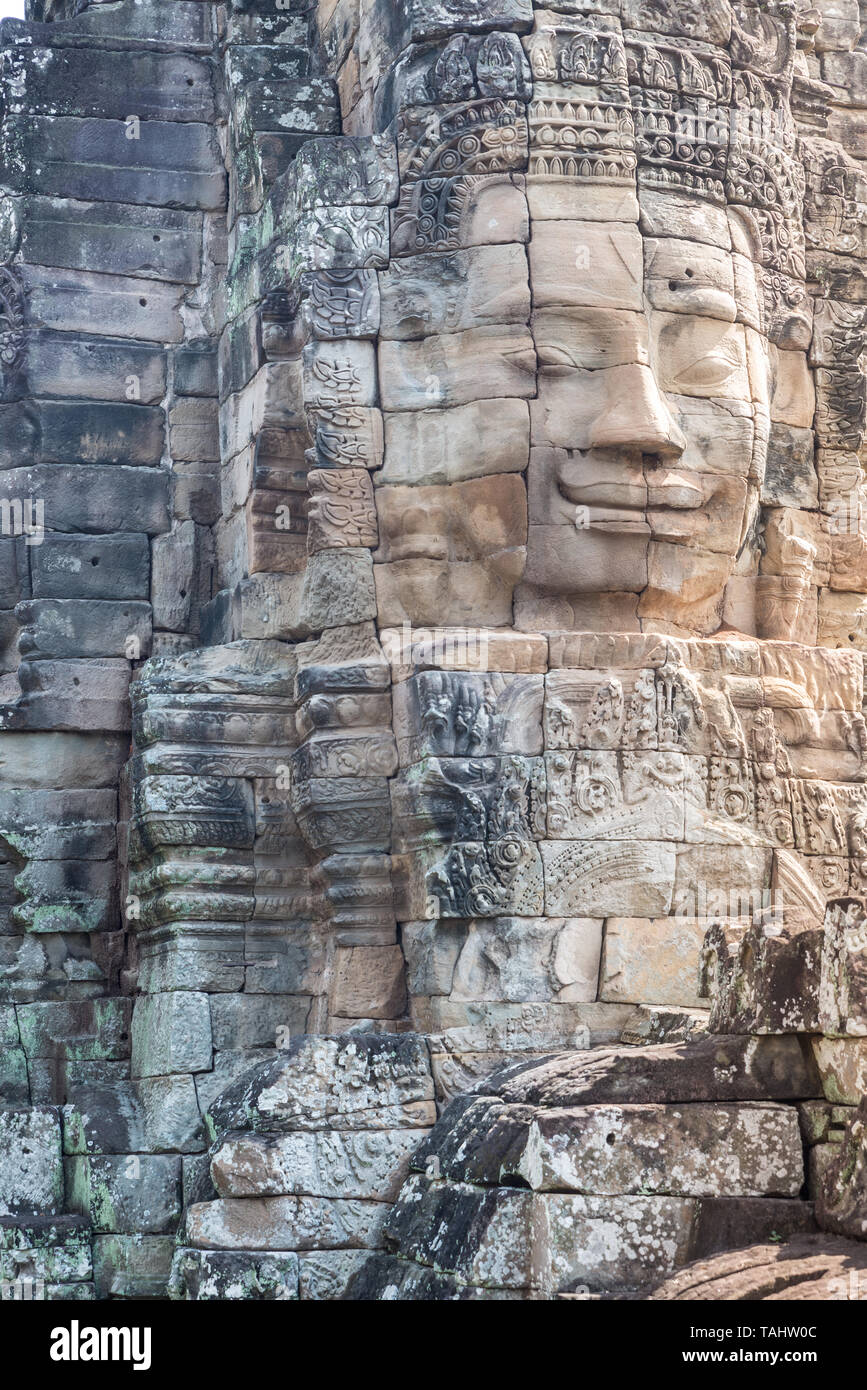 Visages de pierre à Angkor Thom temple, selective focus. Concept la méditation, célèbre destination de voyage, tourisme au Cambodge. Banque D'Images