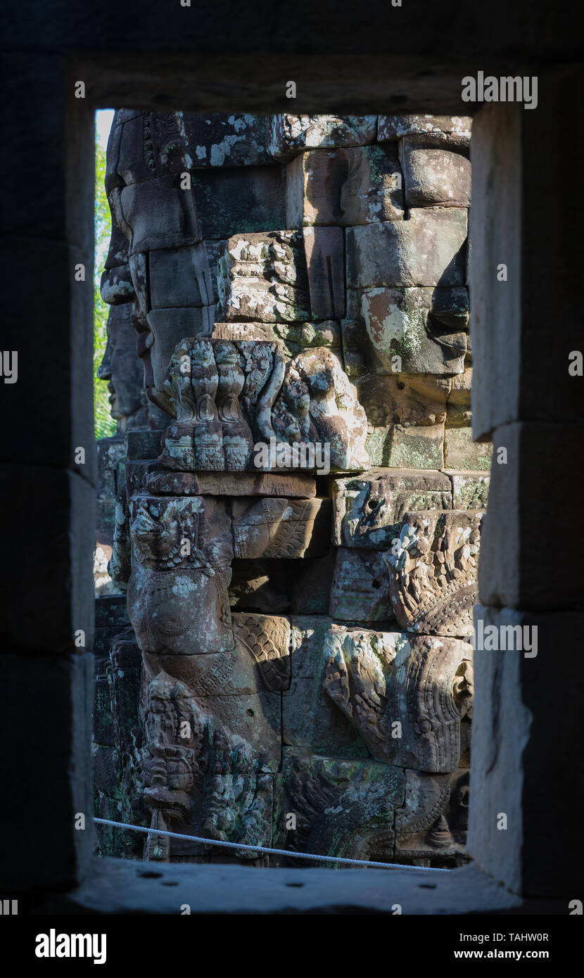 Visages de pierre à Bayon, temple Angkor Thom, selective focus coucher de la lumière. Concept la méditation, célèbre destination touristique au Cambodge, voyage Banque D'Images