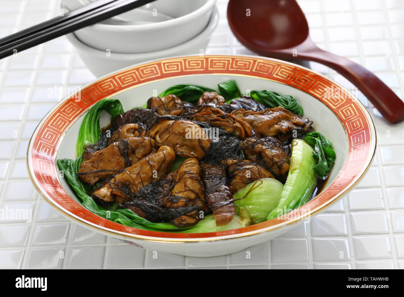 Les huîtres séchées braisées avec mousse noire (ho voir fat choy ) , Nouvel an chinois traditionnels lave Banque D'Images