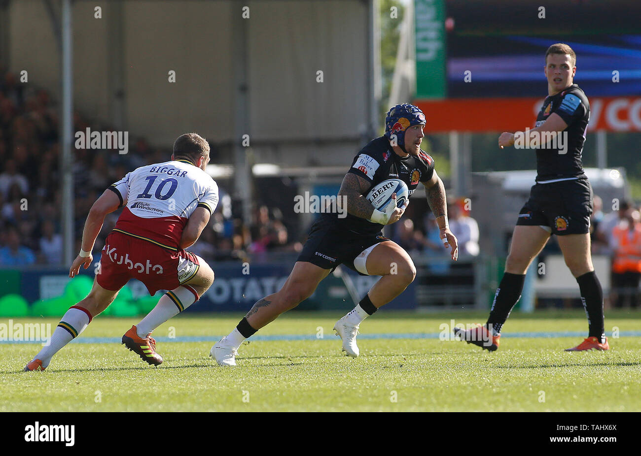 Exeter Chiefs Jack Nowell transmet les Northampton Saints Défense nationale au cours de la Premiership Gallagher, semi-finale à Sandy Park, Exeter. Banque D'Images