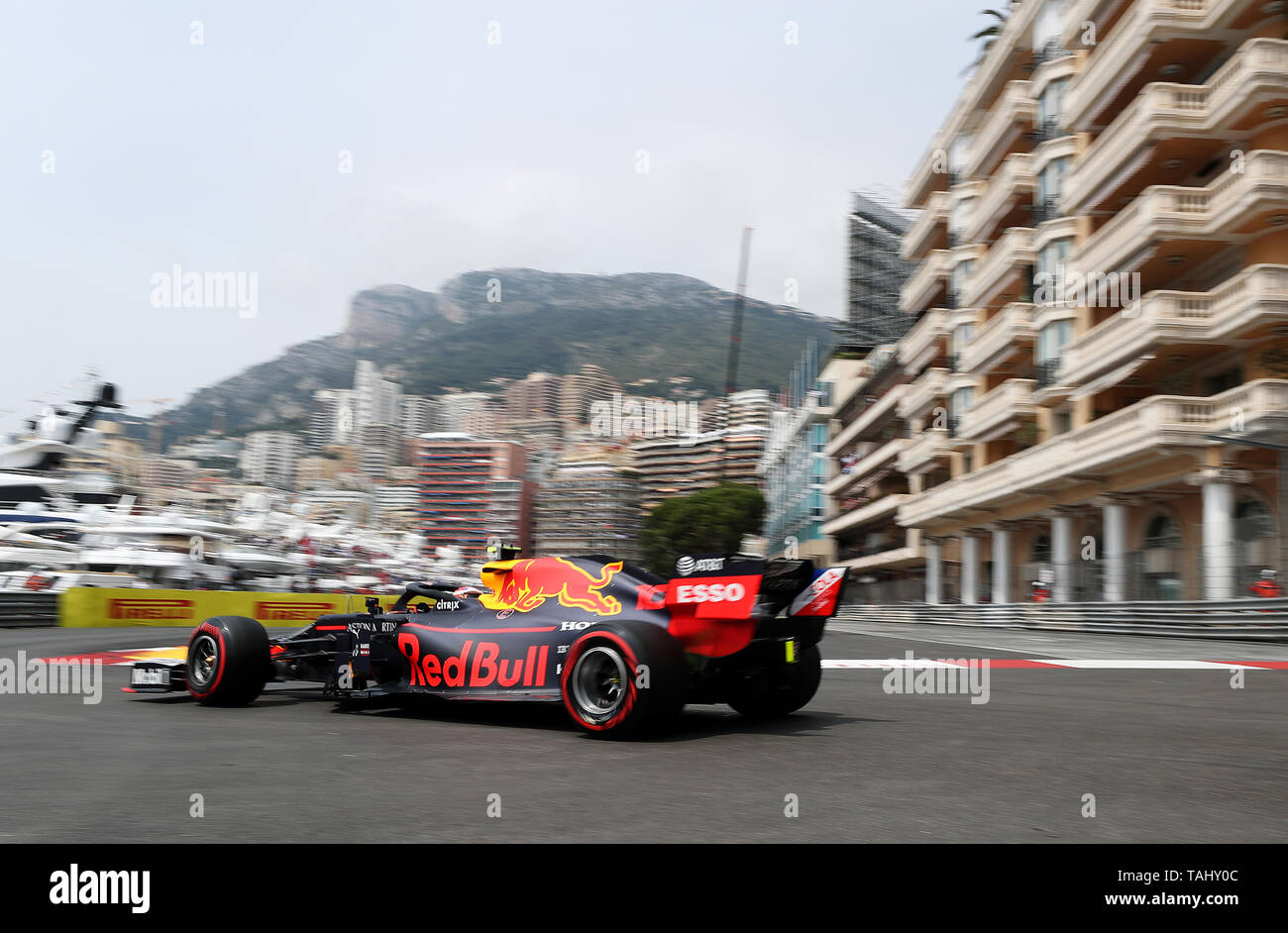 Red Bull's Pierre Gasly prend la Nouvelle Chicane au cours de troisième pratique au circuit de Monte Carlo, Monaco. Banque D'Images