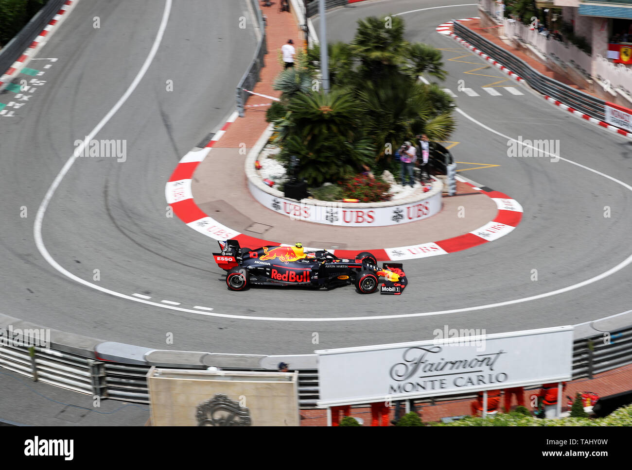 Red Bull's Pierre Gasly prend l'épingle Fairmont au cours de troisième pratique au circuit de Monte Carlo, Monaco. Banque D'Images
