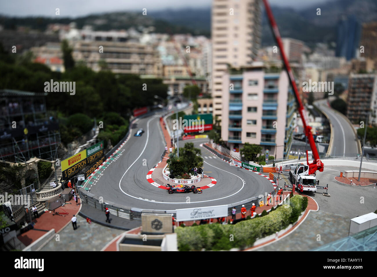 Red Bull's Pierre Gasly prend l'épingle Fairmont au cours de troisième pratique au circuit de Monte Carlo, Monaco. Banque D'Images