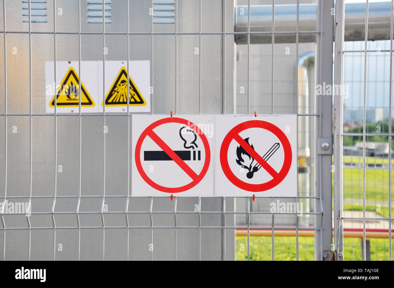 L'usine. Inscrivez-vous sur la clôture de l'inflammabilité d'une installation industrielle Banque D'Images