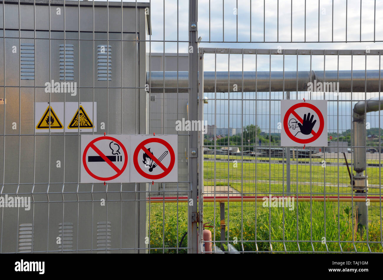 L'usine. Inscrivez-vous sur la clôture de l'inflammabilité d'une installation industrielle Banque D'Images