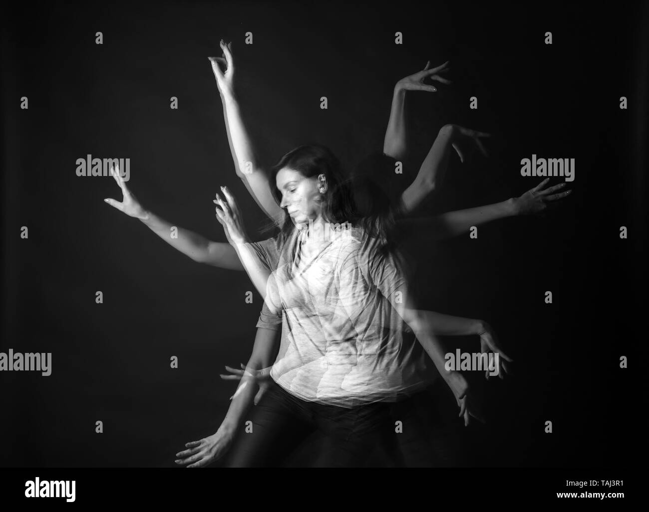 Photo stroboscopique de jeune femme avec bras en mouvement sur fond sombre  Photo Stock - Alamy