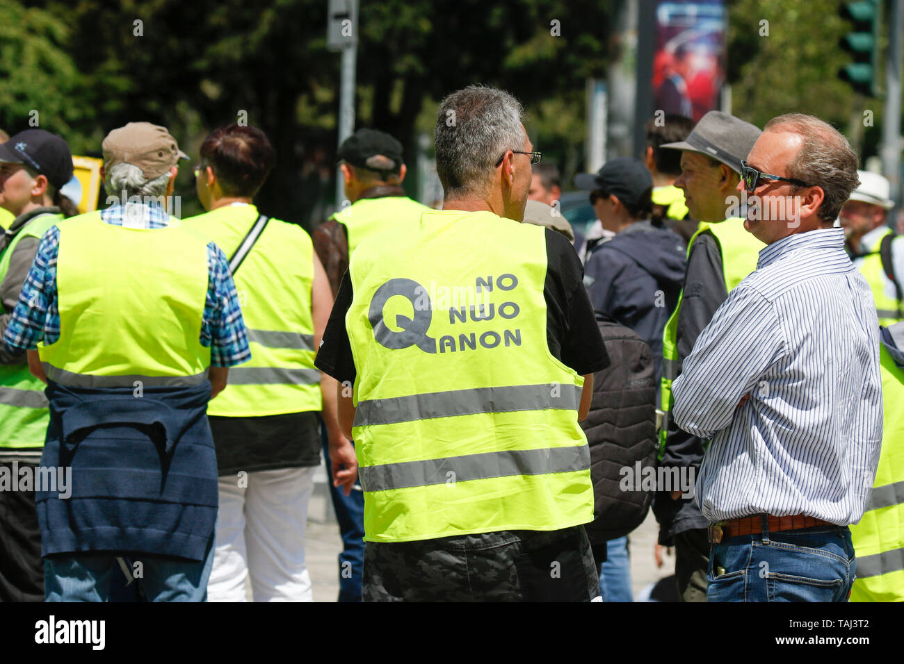 Wiesbaden, Allemagne. 25 mai, 2019. Un manifestant porte un gilet jaune  avec 'No NWO QAnon 'écrit sur elle, se référant à la théorie du complot à  propos d'un nouvel ordre mondial et