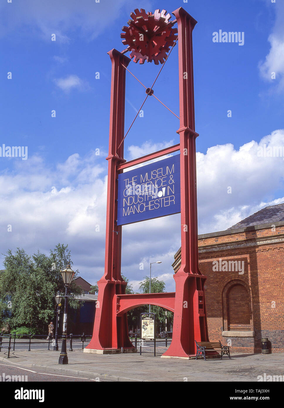 La sculpture d'entrée, le Musée des sciences et de l'industrie, Liverpool, Manchester, Greater Manchester, Angleterre, Royaume-Uni Banque D'Images