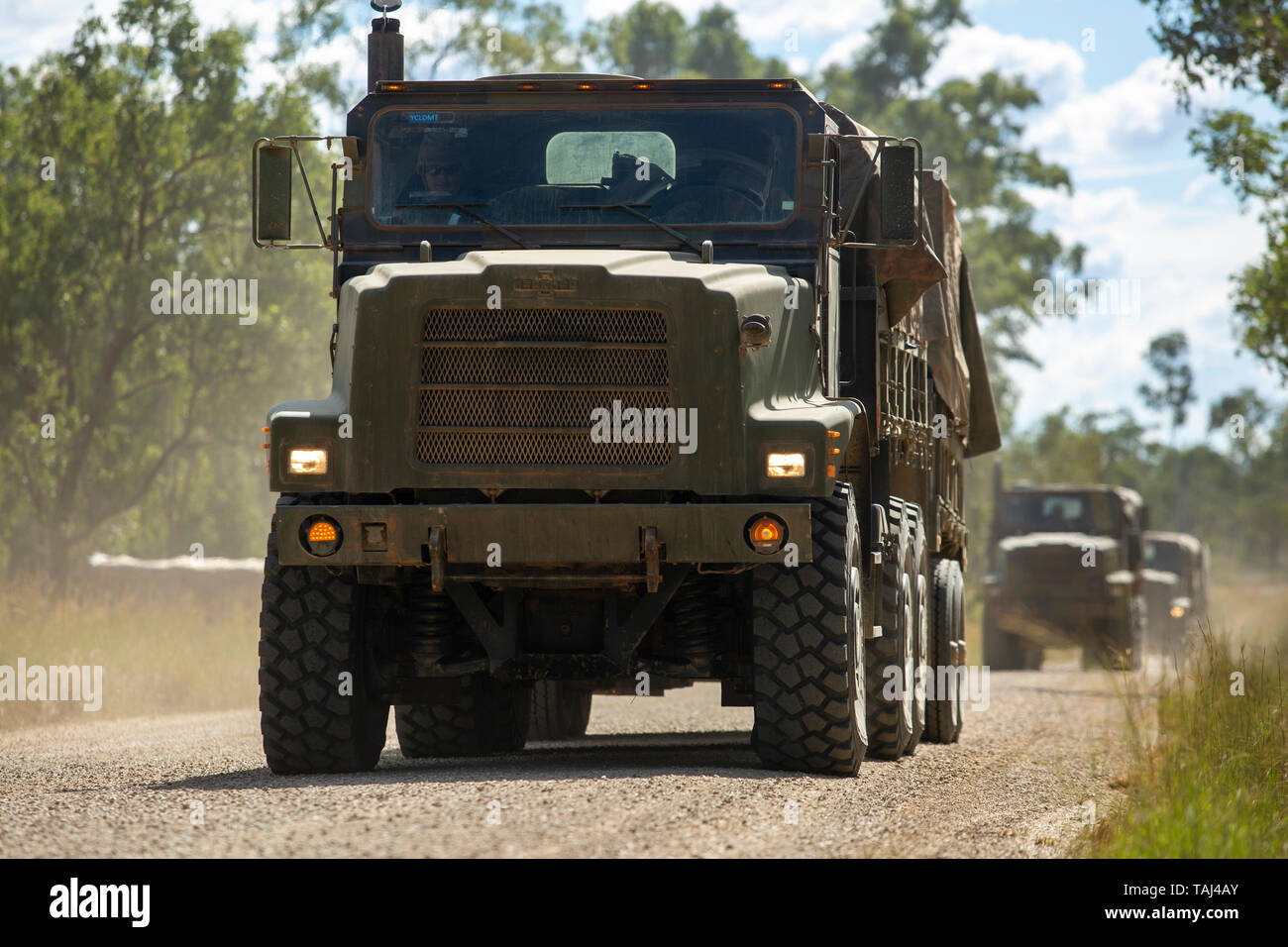 Les Marines américains avec le combat de la logistique, la Force de rotation de l'élément marin - Darwin (MRF-D), les Marines du transport l'élément de combat terrestre d'une zone d'atterrissage au cours de l'exercice Southern Jackaroo, zone d'entraînement de Shoalwater Bay, Queensland, Australie, le 26 mai 2019. Le sud de Jackaroo est un exercice trilatéral organisé par 6e Bataillon du Royal Australian Regiment, en collaboration avec le MRF-D des Marines et les membres en service de la masse d'autodéfense du Japon. (U.S. Marine Corps photo par le Cpl. Destin Dempsey) Banque D'Images