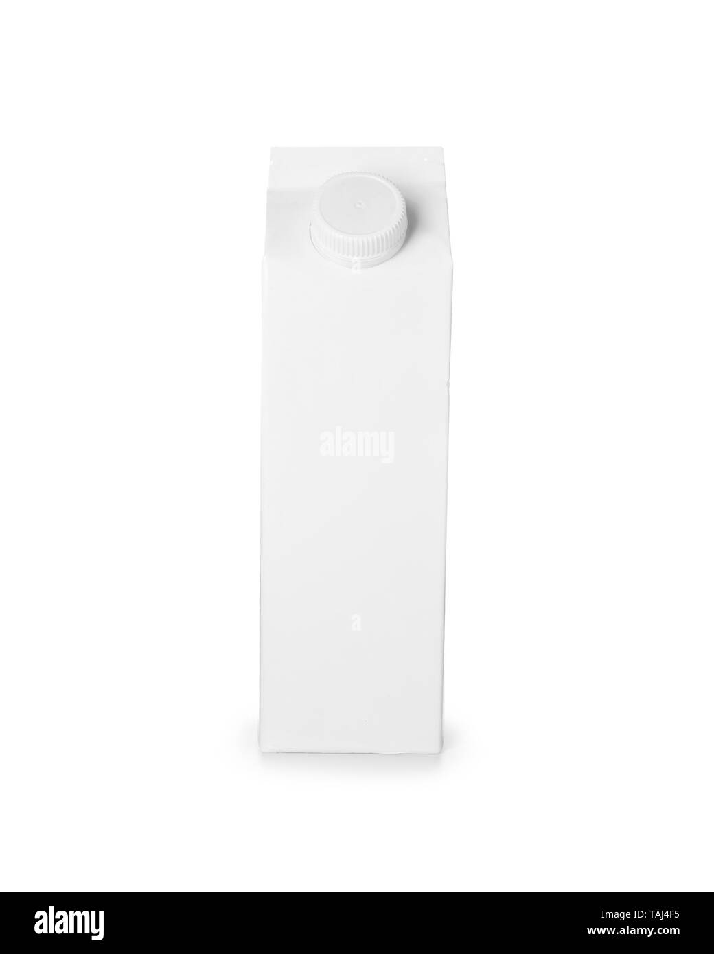 Paquet de lait frais savoureux sur fond blanc Banque D'Images