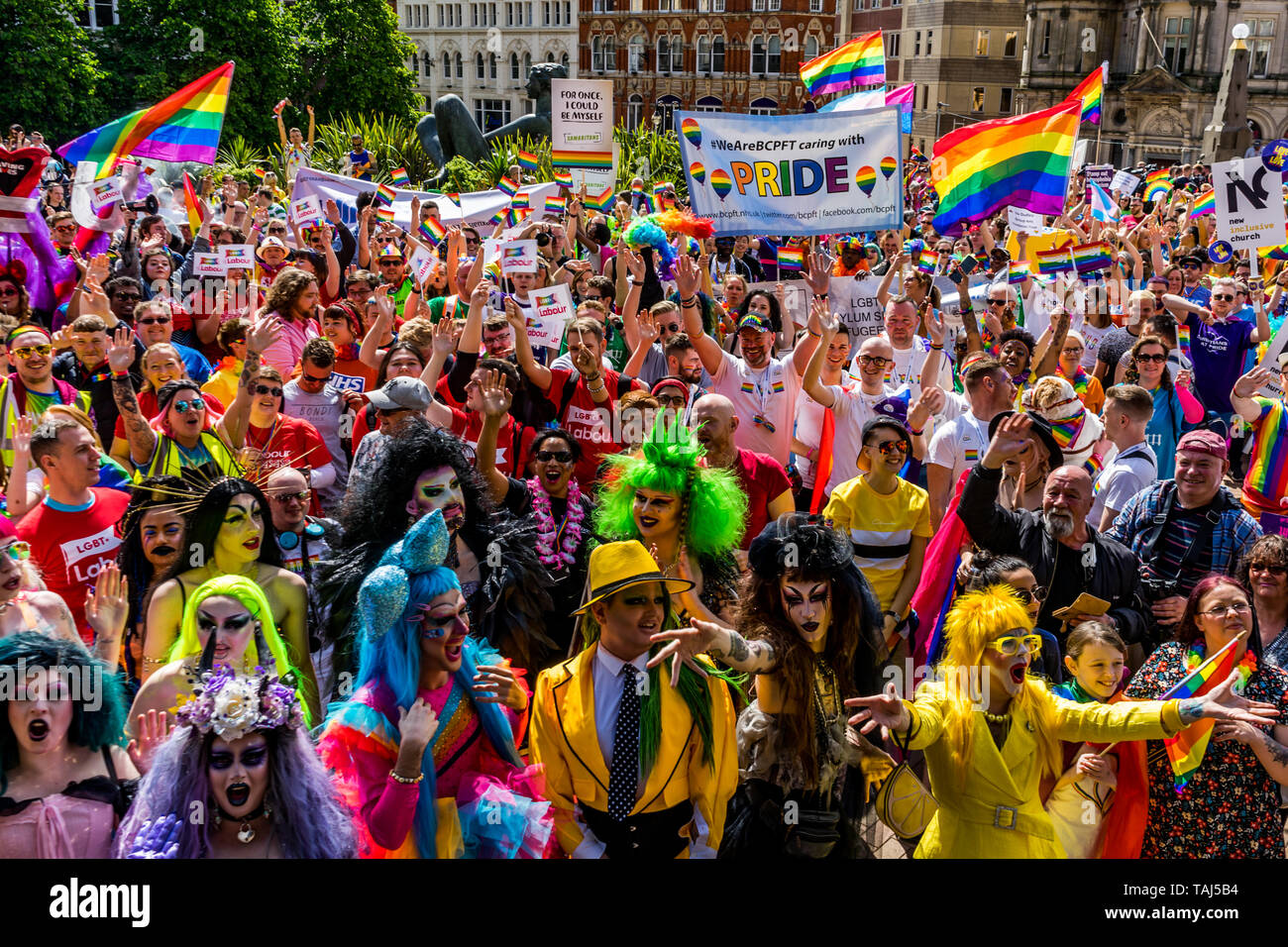BIRMINGHAM, Royaume-Uni - Mai 25 : des milliers de membres de la communauté LGBTQ se sont réunis aujourd'hui pour le Birmingham Pride parade le 25 mai 2019, à Birmingham, Royaume-Uni. Birmingham Pride cette année sont approuvant le programme éducatif de l'extérieur aucune controverse, les organisateurs espèrent que l'événement de cette année sera le plus grand en c'est 22 ans d'histoire, avec le plus gros contingent de Musulmans jamais vu à Birmingham Pride, un festival annuel pour la communauté LGBTQ ont lieu généralement au cours du printemps vacances de banque. L'événement débute par un défilé de Victoria Square dans le centre-ville à la Gay Banque D'Images