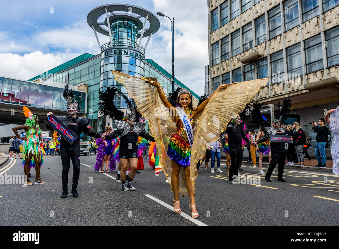 BIRMINGHAM, Royaume-Uni - Mai 25 : des milliers de membres de la communauté LGBTQ se sont réunis aujourd'hui pour le Birmingham Pride parade le 25 mai 2019, à Birmingham, Royaume-Uni. Birmingham Pride cette année sont approuvant le programme éducatif de l'extérieur aucune controverse, les organisateurs espèrent que l'événement de cette année sera le plus grand en c'est 22 ans d'histoire, avec le plus gros contingent de Musulmans jamais vu à Birmingham Pride, un festival annuel pour la communauté LGBTQ ont lieu généralement au cours du printemps vacances de banque. L'événement débute par un défilé de Victoria Square dans le centre-ville à la Gay Banque D'Images